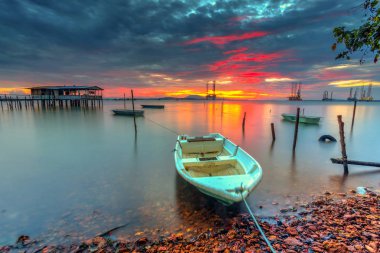 Güzel uzun pozlama resmini günbatımı üzerinde bir balıkçı teknesi
