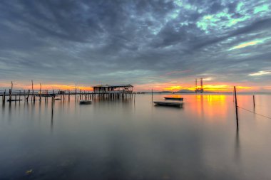 Güzel uzun pozlama resmini günbatımı üzerinde bir balıkçı teknesi