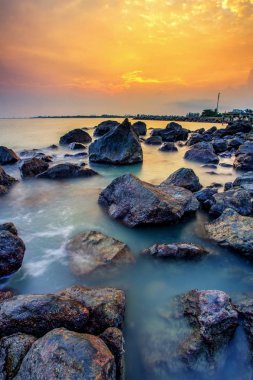 Uzun pozlama fotoğraf güzel sahne bulutlu gün batımı ile Tanrı'nın askerleri