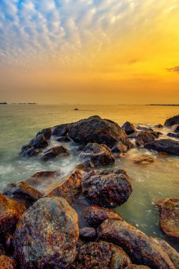 Uzun pozlama fotoğraf güzel sahne bulutlu gün batımı ile Tanrı'nın askerleri
