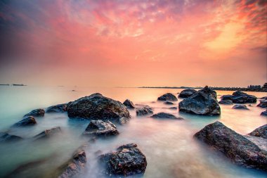 Uzun pozlama fotoğraf güzel sahne bulutlu gün batımı ile Tanrı'nın askerleri