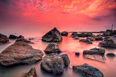 Uzun pozlama fotoğraf güzel sahne bulutlu gün batımı ile Tanrı'nın askerleri