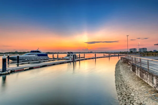 Lüks yelkenli satır uzun pozlama resim yansıması 