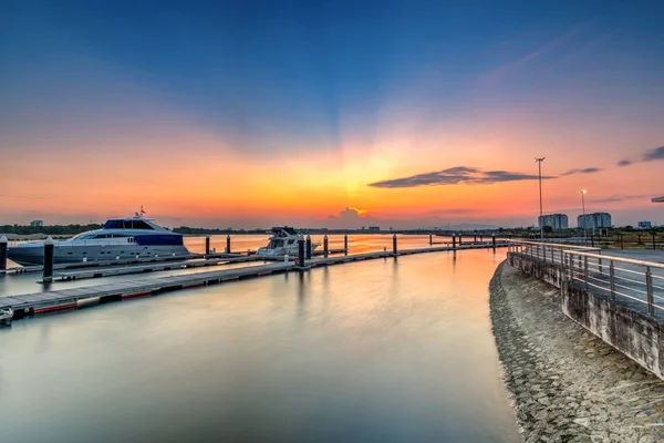 A Long Exposure picture of row of luxury sailboats reflected in — Stock Photo, Image