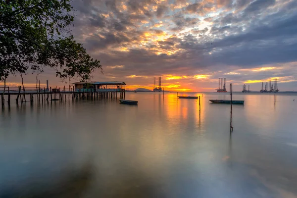 Güzel uzun pozlama resmini günbatımı üzerinde bir balıkçı teknesi