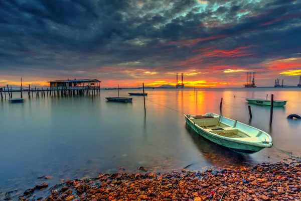 Güzel uzun pozlama resmini günbatımı üzerinde bir balıkçı teknesi