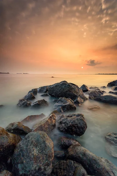 Uzun pozlama fotoğraf güzel sahne bulutlu gün batımı ile Tanrı'nın askerleri