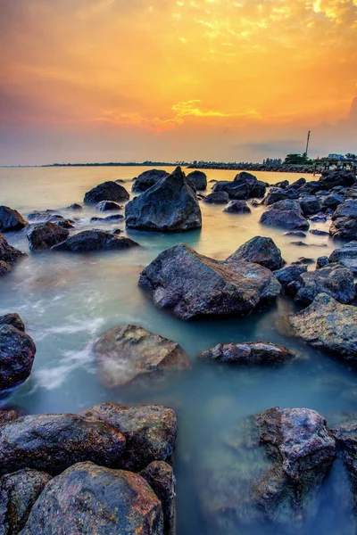 Uzun pozlama fotoğraf güzel sahne bulutlu gün batımı ile Tanrı'nın askerleri