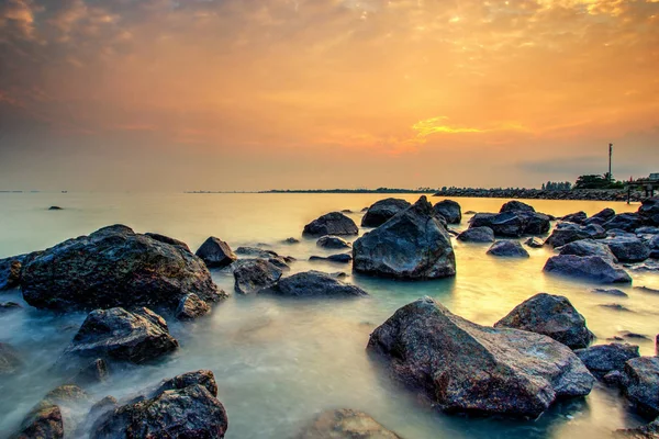 Uzun pozlama fotoğraf güzel sahne bulutlu gün batımı ile Tanrı'nın askerleri