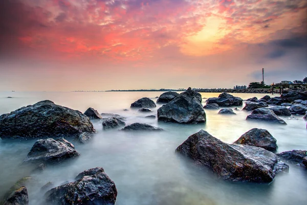 Uzun pozlama fotoğraf güzel sahne bulutlu gün batımı ile Tanrı'nın askerleri