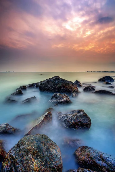 A long exposure picture Beautiful Scenery cloudy Sunset With Sto — Stock Photo, Image