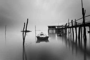 Siyah ve Whitepicture bulutlu uzun pozlama gündoğumu jet vurdu