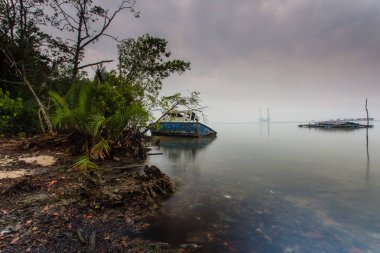 Bulutlu uzun pozlama gündoğumu iskeleye vurmuş. Görüntü içeren certai