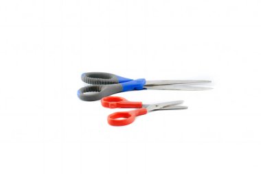 Kırmızı ve mavi beyaz arka plan üzerinde izole makas