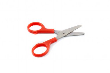 Beyaz arkaplanda kırmızı makas izole edildi