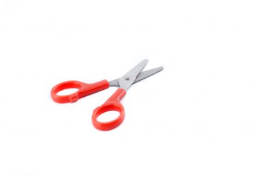 Beyaz arkaplanda kırmızı makas izole edildi