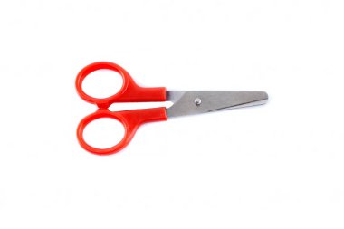 Beyaz arkaplanda kırmızı makas izole edildi