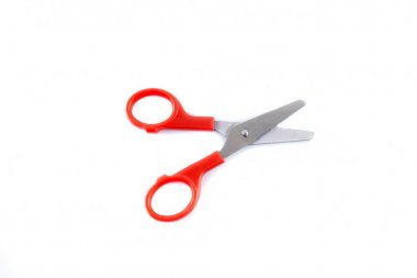 Beyaz arkaplanda kırmızı makas izole edildi