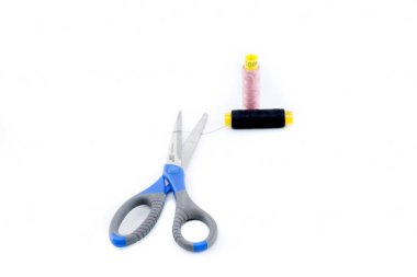 İplik makas ve beyaz arka plan üzerinde izole