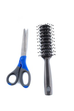 Beyaz arkaplanda izole edilmiş makas ve tarak