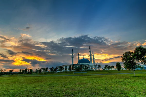 Долгая экспозиция Великой мечети с золотым закатом — стоковое фото