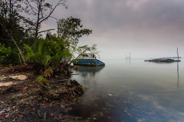 Bulutlu uzun pozlama gündoğumu iskeleye vurmuş. Görüntü içeren certai