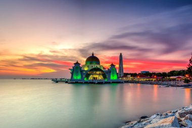 Görkemli Camii üzerinde güzel gün batımı