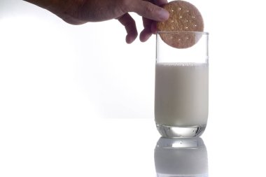 tanımlama bilgileri, isolat beyaz zemin üzerine cam taze süt