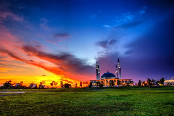 Долгая экспозиция Великой мечети с золотым закатом — стоковое фото