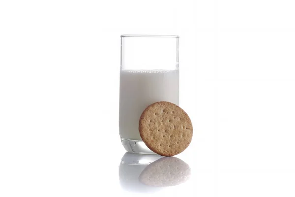 Leite fresco no vidro sobre fundo branco com biscoitos, isolado — Fotografia de Stock