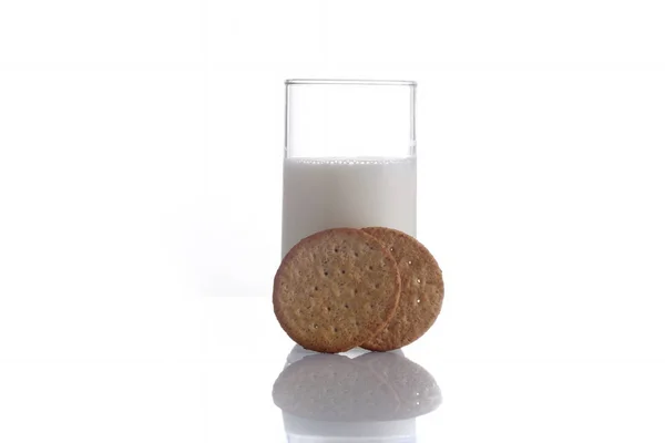 신선한 우유와 쿠키, isolat 흰색 배경에 유리에 — 스톡 사진