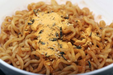 Siyah arka plan üzerine peynir ramen noodle
