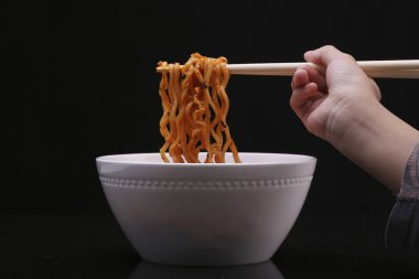 Çubuk siyah arka plan üzerine peynir ramen noodles