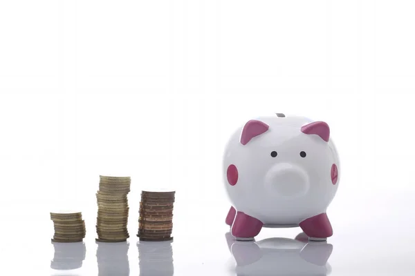 흰 배경에 분리되어 있는 돼지 은행과 동전, 스톡 사진
