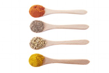 Çeşitli otlar ve baharatlar tahta kaşıklar içinde. Baharat düz lay
