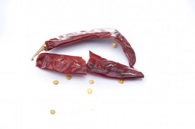 Beyaz arka plan üzerinde kuru biber