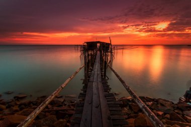 Bambu yapıları, görkemli günbatımı geleneksel loc tarafından yapılan