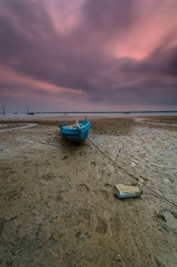 Teknenin arka plan olarak bulutlu an ile uzun pozlama resim