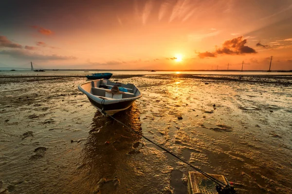 Longa exposição imagem de barco de pesca com pôr do sol dourado como um ba — Fotografia de Stock