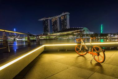 Marina Bay, Singapur - 1 Nisan 2018: ob tarafından işletilen bir bisiklet