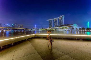 Marina Bay, Singapur - 1 Nisan 2018: ob tarafından işletilen bir bisiklet