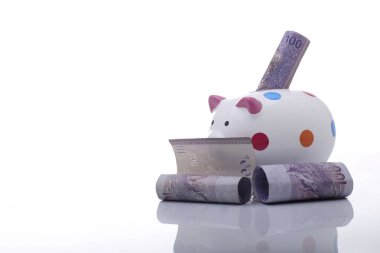 Malezya para notlar üzerinde beyaz backgrou izole ile Piggy banka