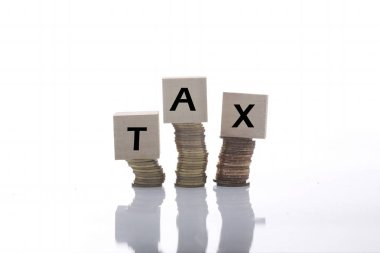 Kumbara ve para ile beyaz arka plan üzerinde vergi kavramı kaydetmek