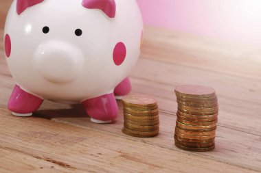 ahşap masa, paralar ile Piggy banka