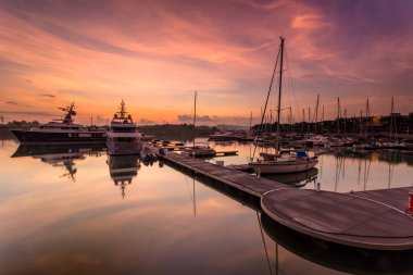 Foregrou olarak dock yakınındaki dinlenme tekne ile görkemli bir gündoğumu