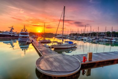 Foregrou olarak dock yakınındaki dinlenme tekne ile görkemli bir gündoğumu