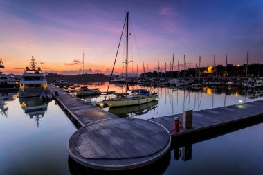 Foregrou olarak dock yakınındaki dinlenme tekne ile görkemli bir gündoğumu