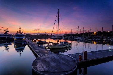 Foregrou olarak dock yakınındaki dinlenme tekne ile görkemli bir gündoğumu