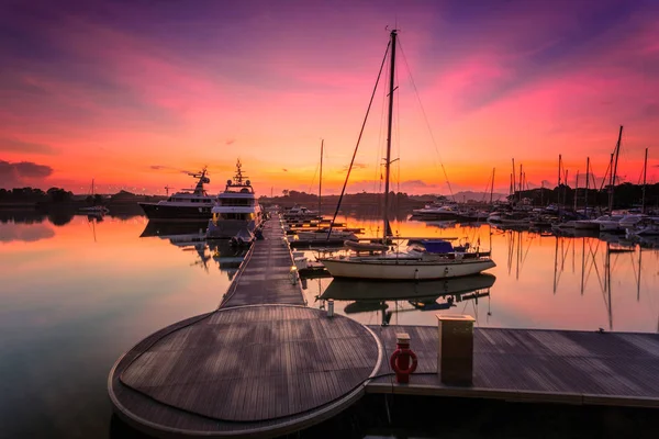 Foregrou olarak dock yakınındaki dinlenme tekne ile görkemli bir gündoğumu