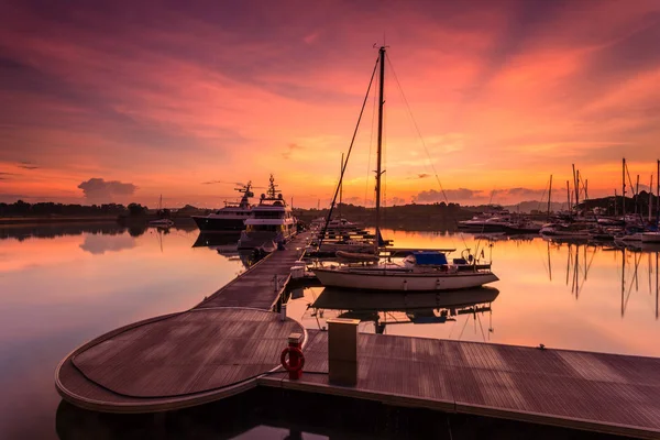 Foregrou olarak dock yakınındaki dinlenme tekne ile görkemli bir gündoğumu